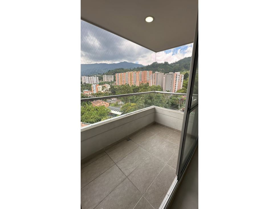 VENTA APARTAMENTO CON DOBLE PARQUEADERO Y ÚTIL | ENVIGADO LAS ANTILLAS — foto 3
