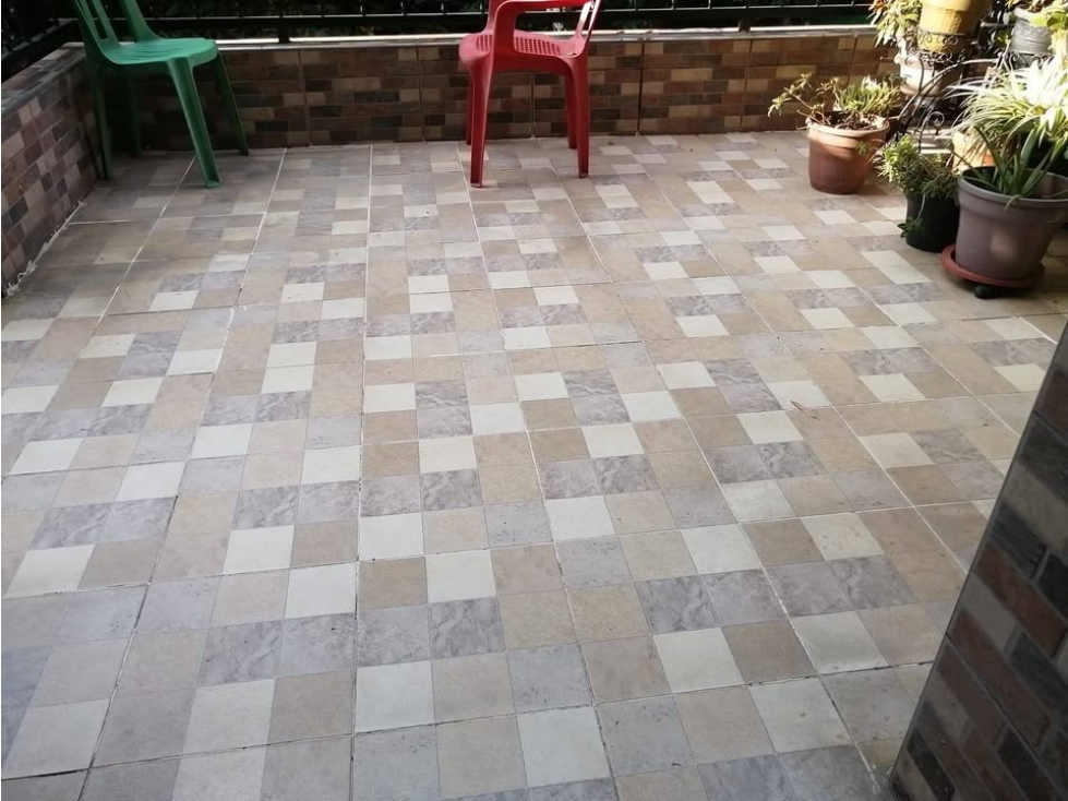 VENDO CASA PRIMER PISO EN BOYACÁ LAS BRISAS-MEDELLIN-CALLE AMPLIA