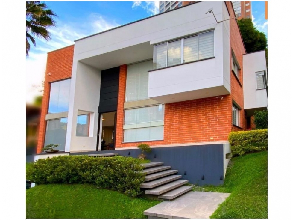 VENTA HERMOSA CASA EN VENTA LOMA SAN REMO, SABANETA