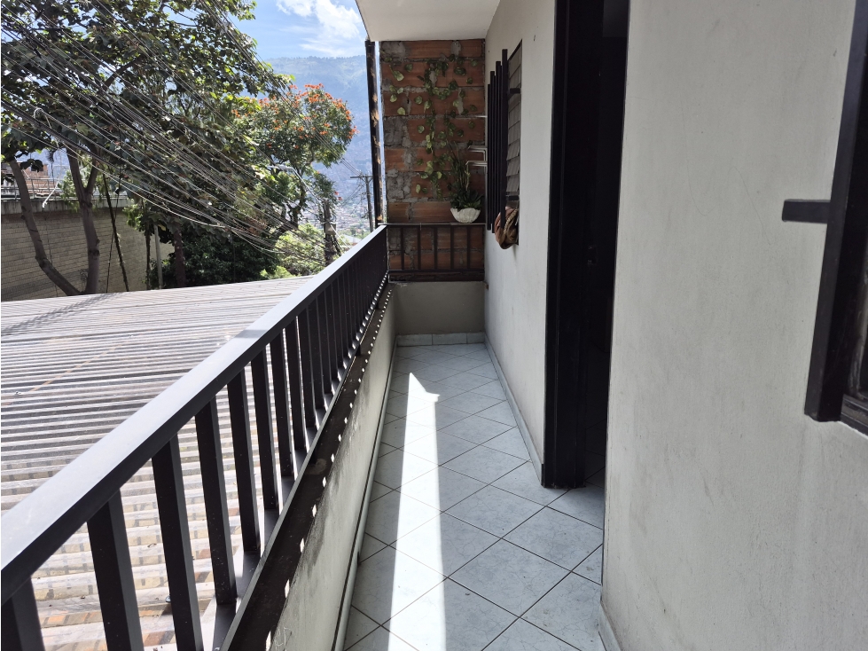 VENDO CASA 2DO PISO EN CASTILLA CERCA A SAN JUDAS | CALLE AMPLIA — foto 2
