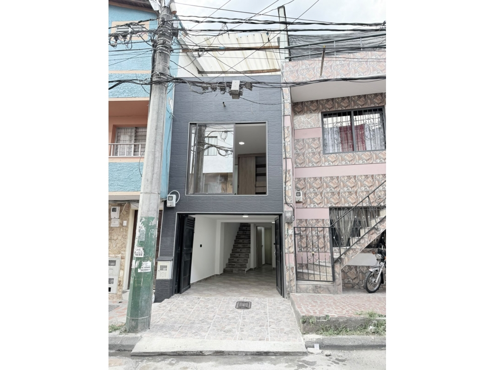 VENDO CASA UNIFAMILIAR 1Y2 PISO EN BELÉN LAS VIOLETAS-PARQUEADERO