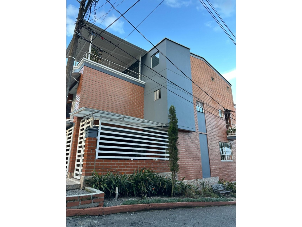 CASA EN VENTA DE 3 NIVELES EN LA ESTRELLA