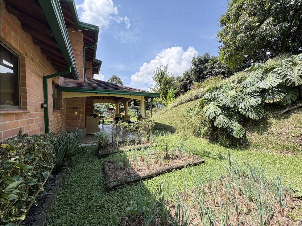 VENTA DE AMPLIA CASA EN SABANETA EN LAS LOMITAS | UNIDAD CERRADA — foto 3