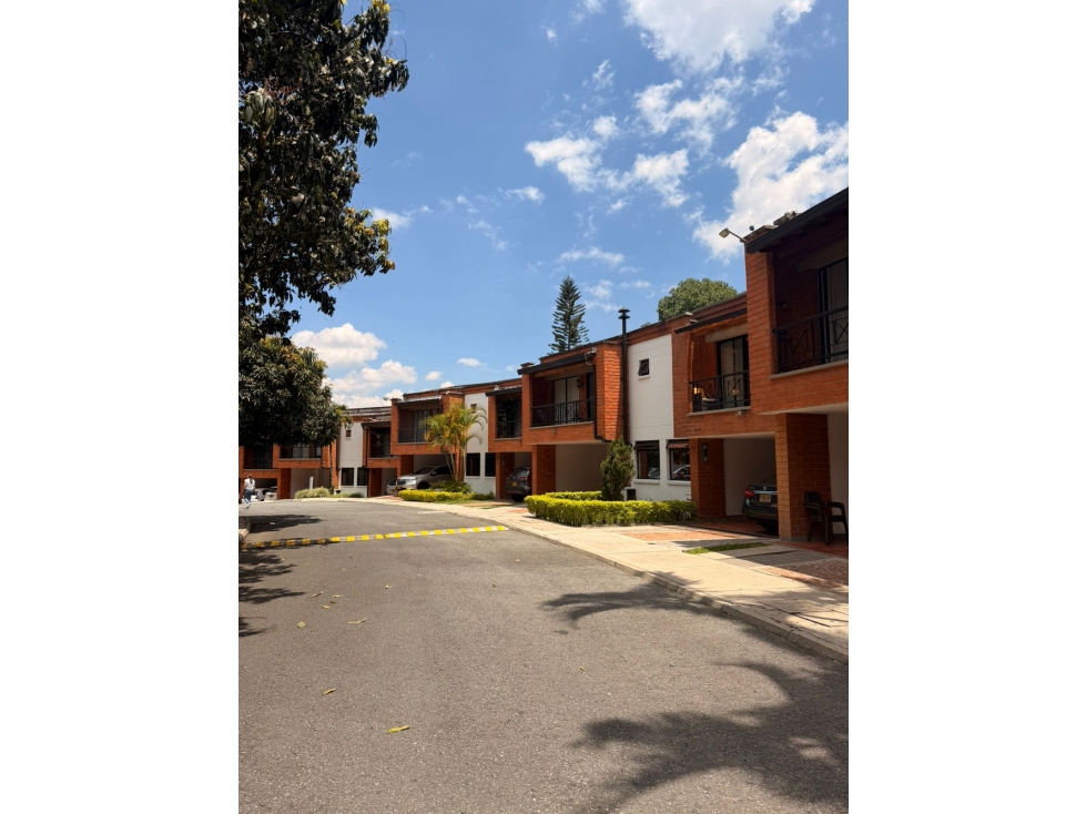 Venta de casa en Envigado, 204 mts Loma del Chocho — foto 2