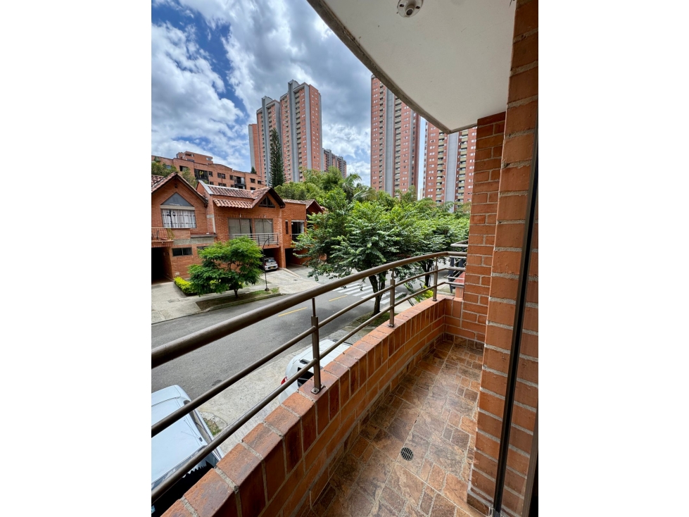 VENDO CASA DE 3 NIVELES SURAMERICA