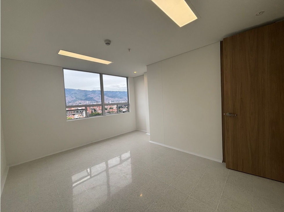 VENTA CONSULTORIO PARA ESTRENAR EN TORRE MEDICA VHITA