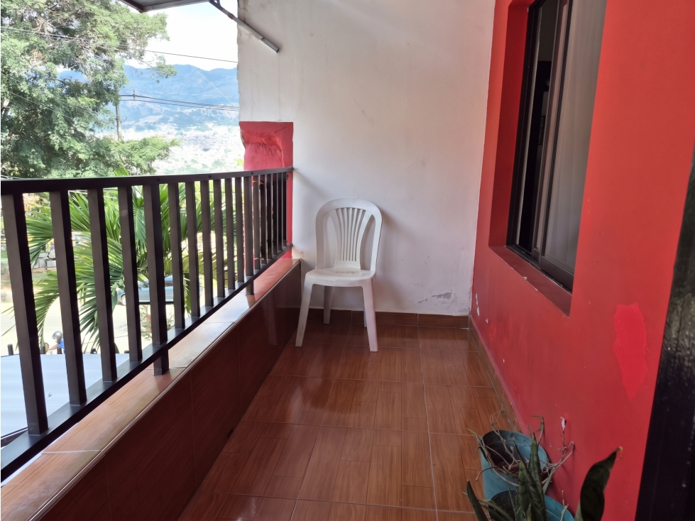 VENDO CASA SEGUNDO PISO EN PEDREGAL PARTE BAJA-CERCA METROCABLE
