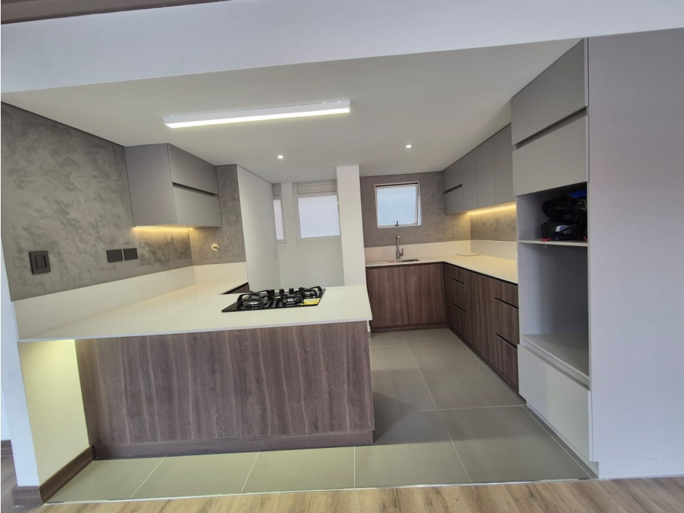 VENDO APARTAMENTO DUPLEX EN LAURELES, CERCA AL PRIMER PARQUE.
