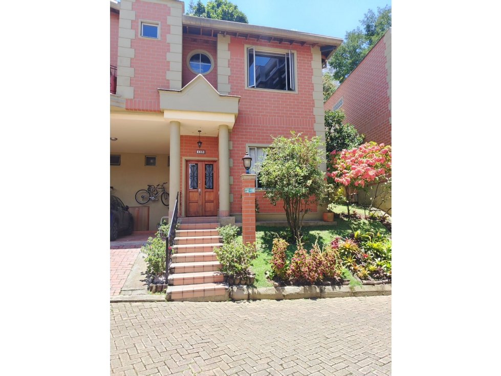 EN VENTA HERMOSA CASA EN SABANETA, LOS ALCÁZARES
