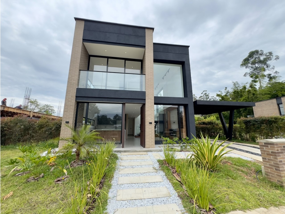 Venta de casa para estrenar en Llanogrande, 500 mts