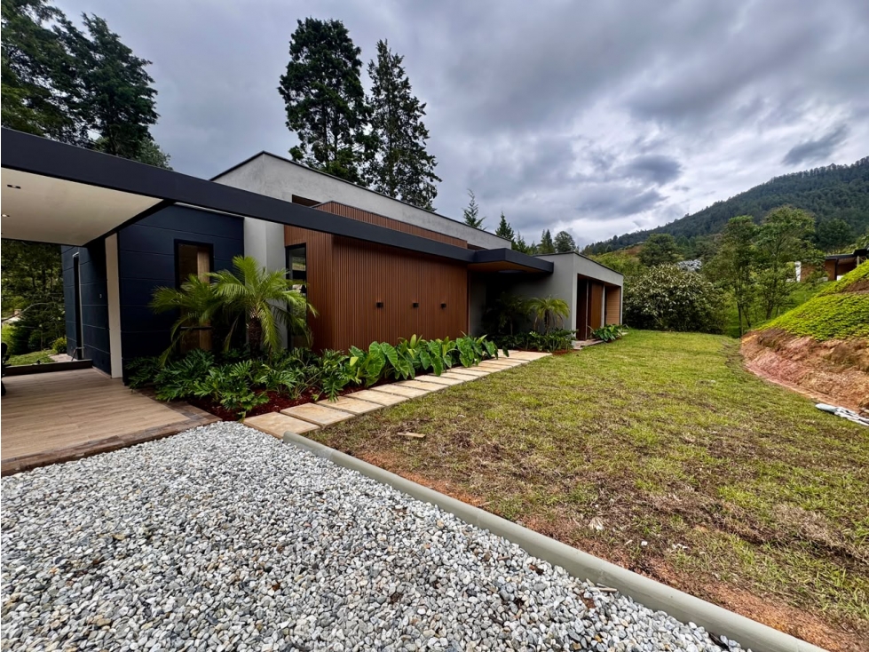 Venta de casa campestre en Guarne, 5500 mts en parcelacion - 2