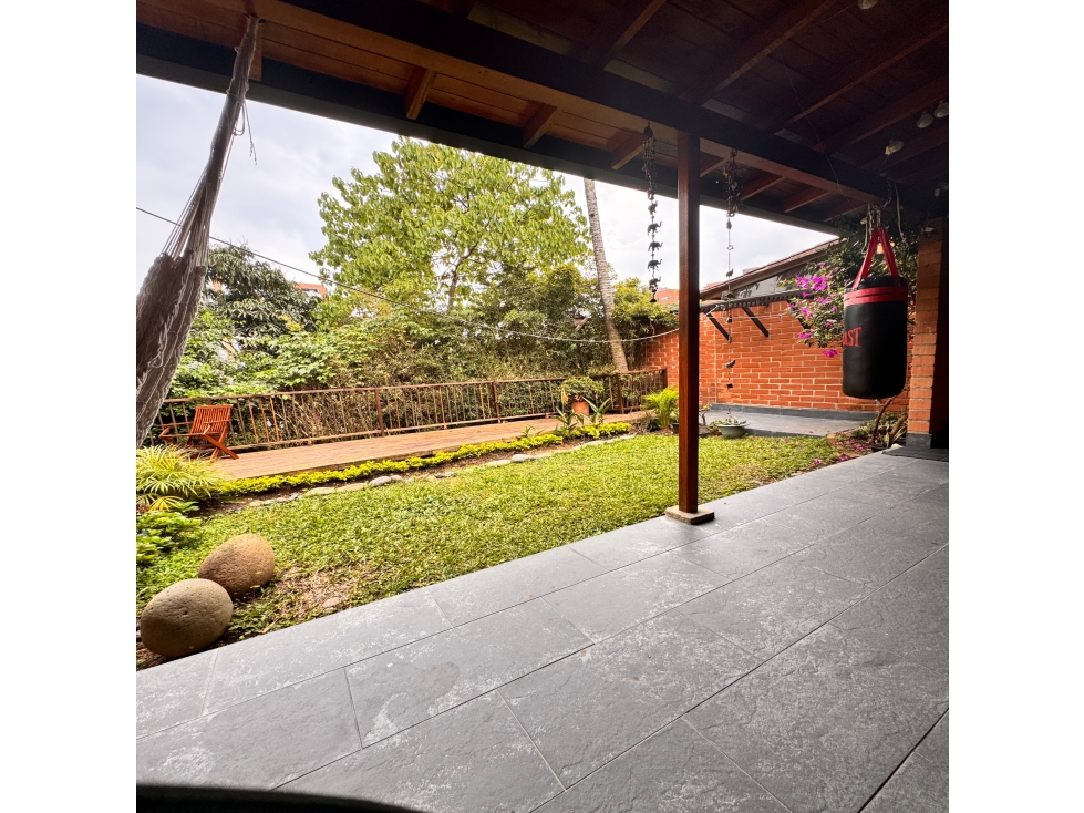 VENTA DE CASA EN ENVIGADO CON JARDIN — foto 2