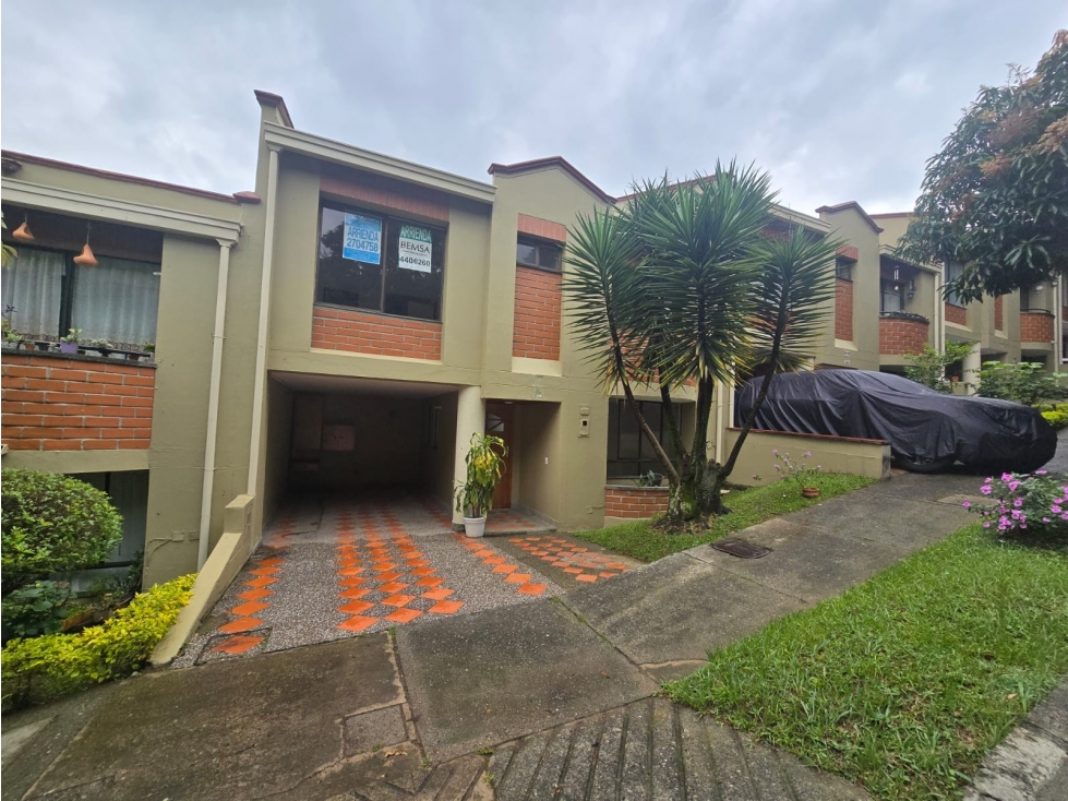SE VENDE CASA EN EL.BARRIO EL DORADO EN ENVIGADO 135 MTS - 1