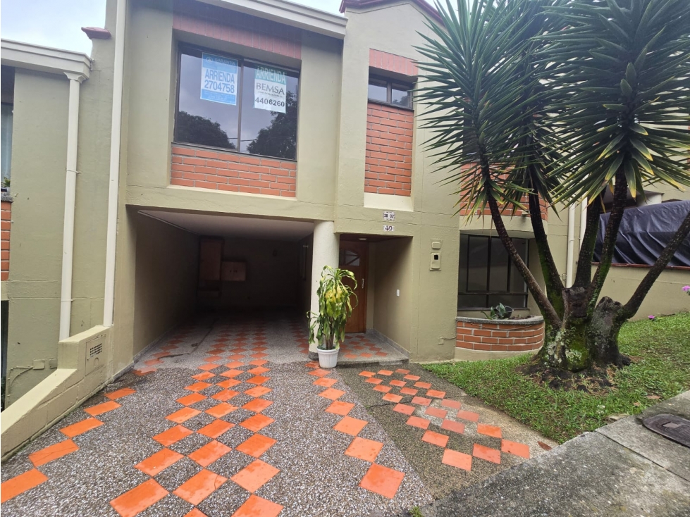 SE VENDE CASA EN EL.BARRIO EL DORADO EN ENVIGADO 135 MTS - 2