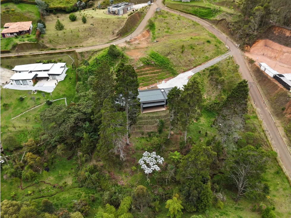 Venta de casa campestre en Guarne, 5500 mts en parcelacion - 3