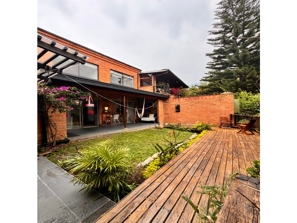 VENTA DE CASA EN ENVIGADO CON JARDIN