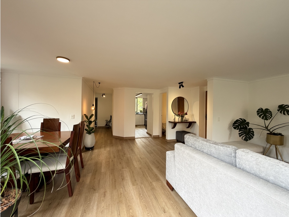 VENTA DE AMPLIO APARTAMENTO LOMA DEL TESORO