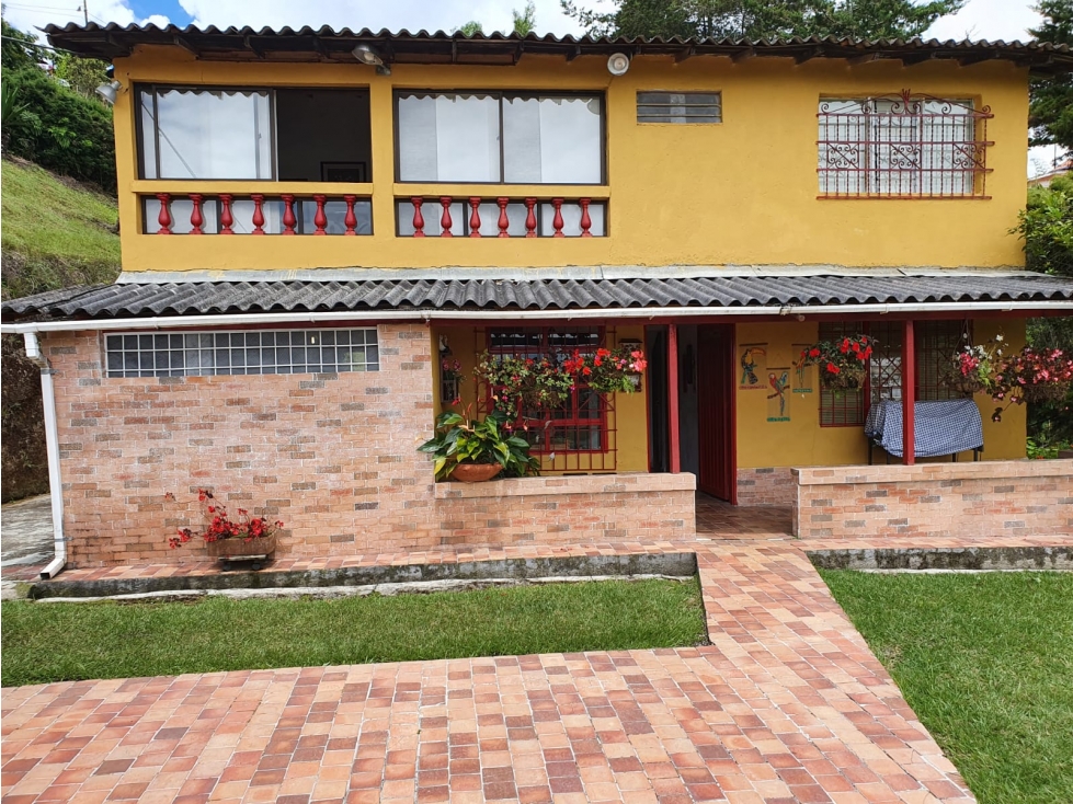 Casa en El Peñol con lote de 6.125 m2 - 3