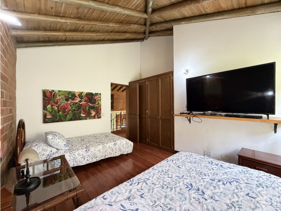 VENTA DE AMPLIA CASA EN UNIDAD CERRADA EN SABANETA | LAS LOMITAS — foto 6