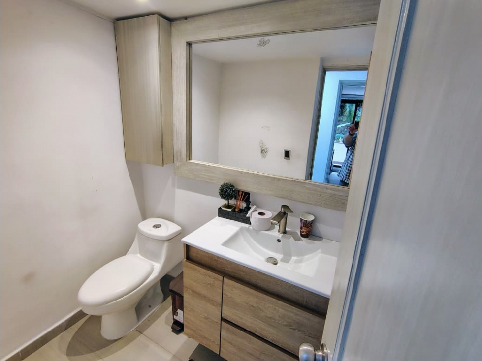 VENTA APARTAMENTO CÓMODO EN PUNTO ESTRATÉGICO DE EL POBLADO — foto 4