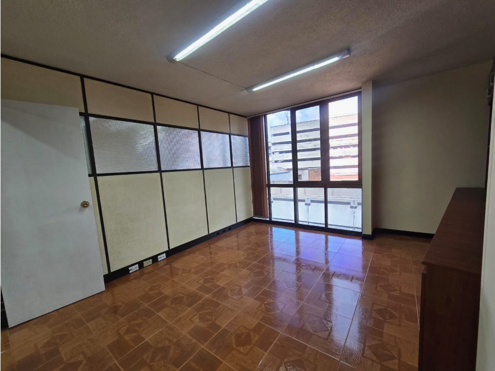 SE VENDE OFICINA EN EL CENTRO DE MEDELLIN 42.79 MTS - 3