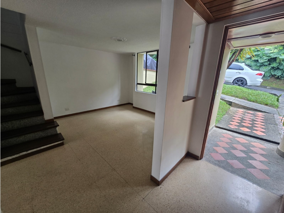 SE VENDE CASA EN EL.BARRIO EL DORADO EN ENVIGADO 135 MTS - 3