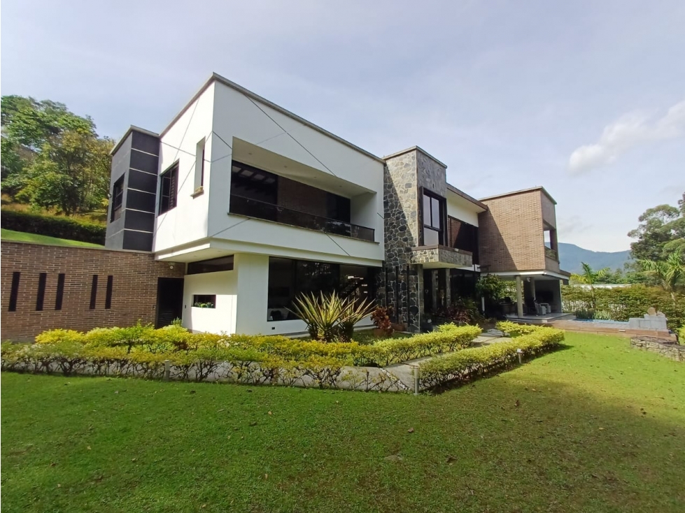 CASA SUPER MODERNA EN EL ESCOBERO - ESPECTACULAR