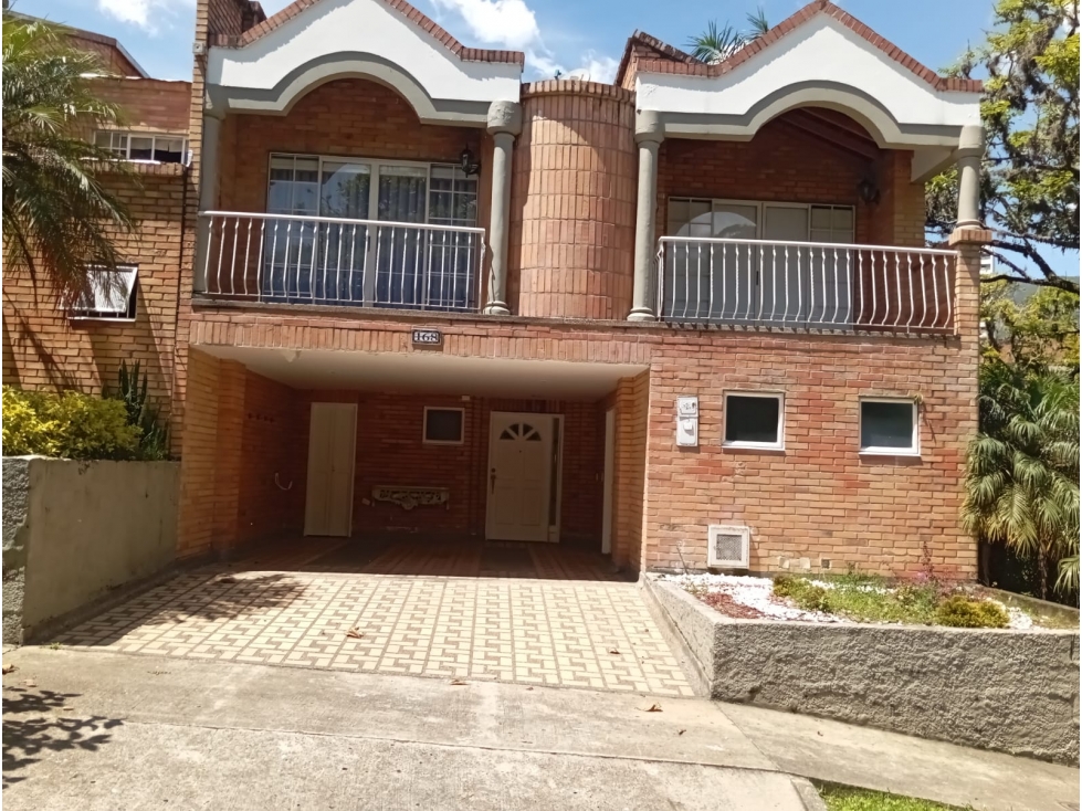 VENTA CASA EN LOMA DEL ESCOBERO