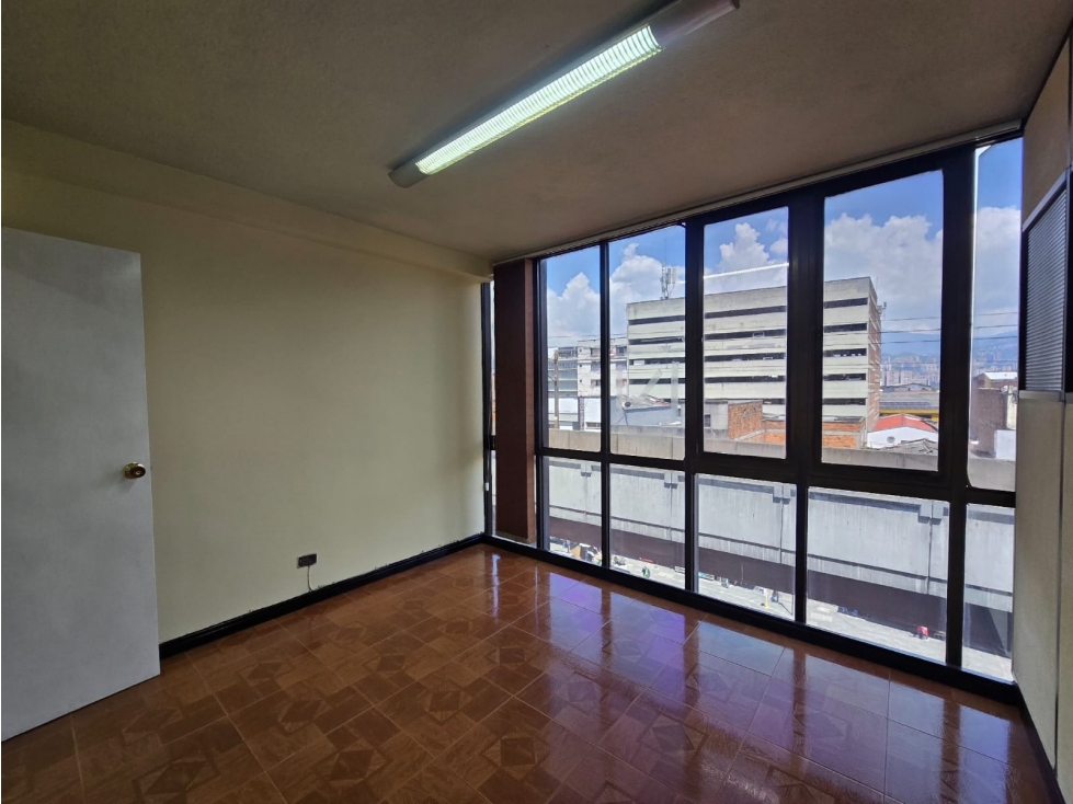 SE VENDE OFICINA EN EL CENTRO DE MEDELLIN 42.79 MTS - 4