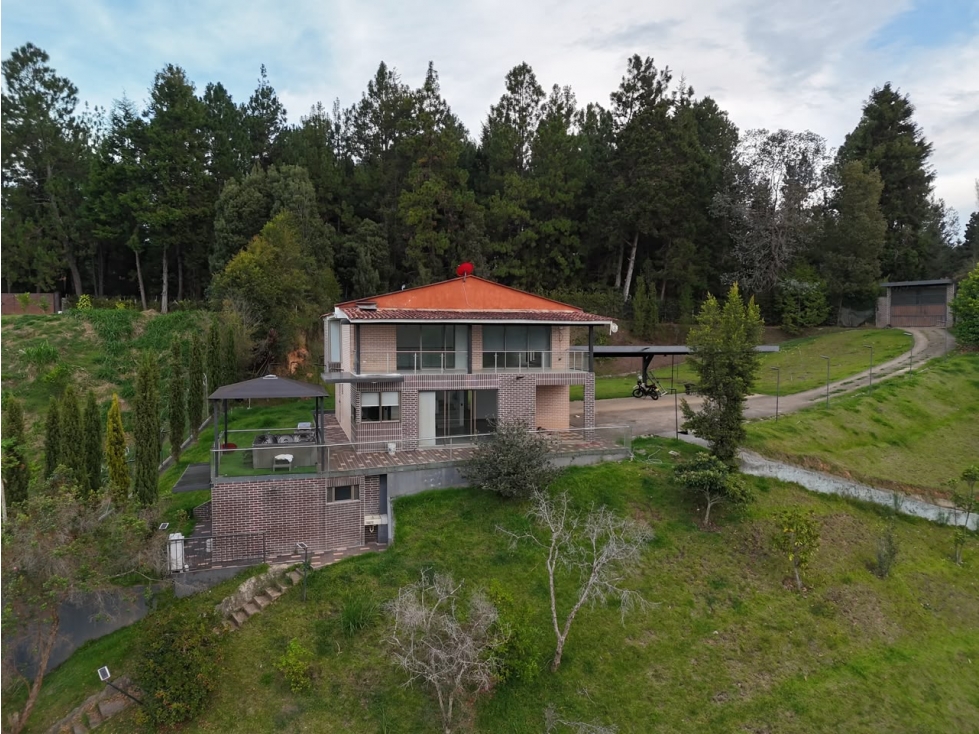 Finca en venta en guarne 5600 mts con pesebreras, La Maria