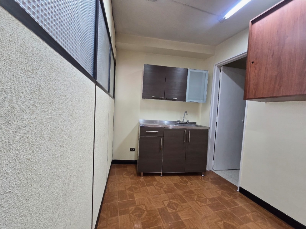 SE VENDE OFICINA EN EL CENTRO DE MEDELLIN 42.79 MTS - 5