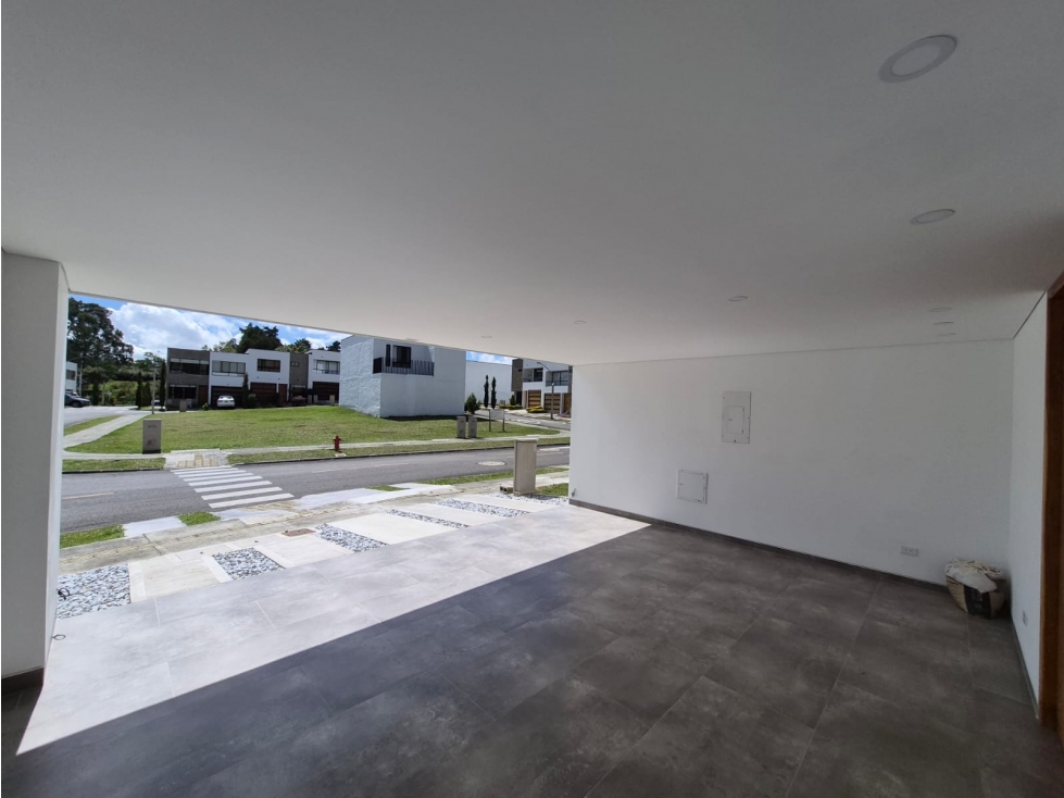 Se Vende Hermosa Casa Con Acabados de Lujo En Llanogrande 318mts. — foto 4