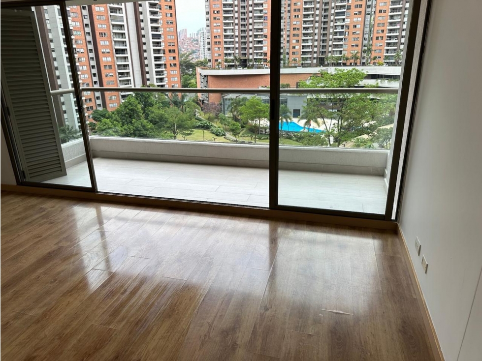 VENTA DE APARTAMENTO EN MEDELLÍN SECTOR LOMA DE LOS BERNAL — foto 2