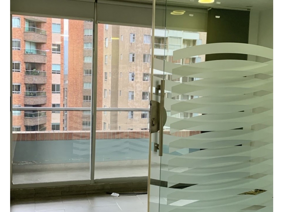 Vendo oficina/Consultorio El Poblado en mall comercial