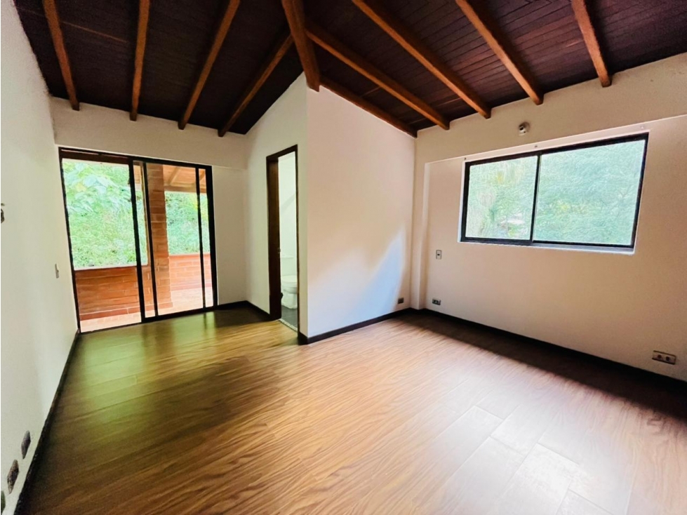 Venta de hermosa y amplia casa en Envigado via la catedral — foto 5