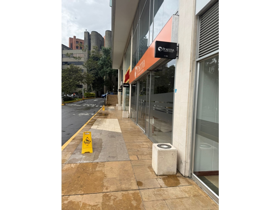 local en san Fernando plaza ( sobre la avenida el poblado) RENTANDO — foto 3