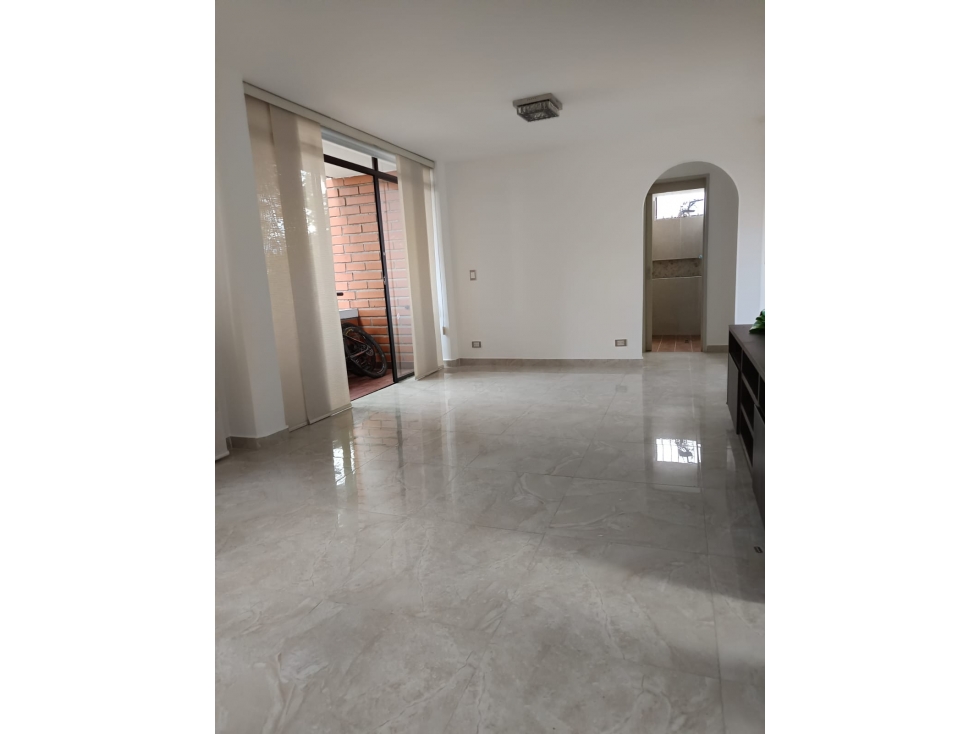 VENTA DE APARTAMENTO REMODELADO EN LA LOMA DEL INDIO — foto 2