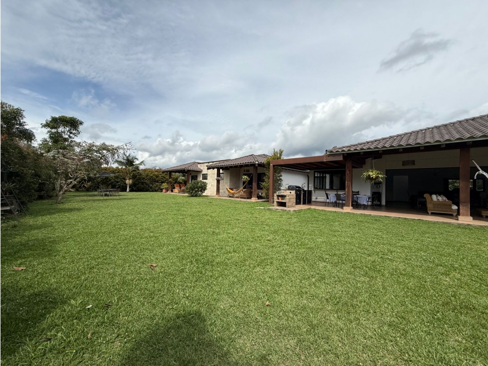 CASA EN PARCELACION EXCLUSIVA DE LLANOGRANDE CERCA AL CLUB — foto 2