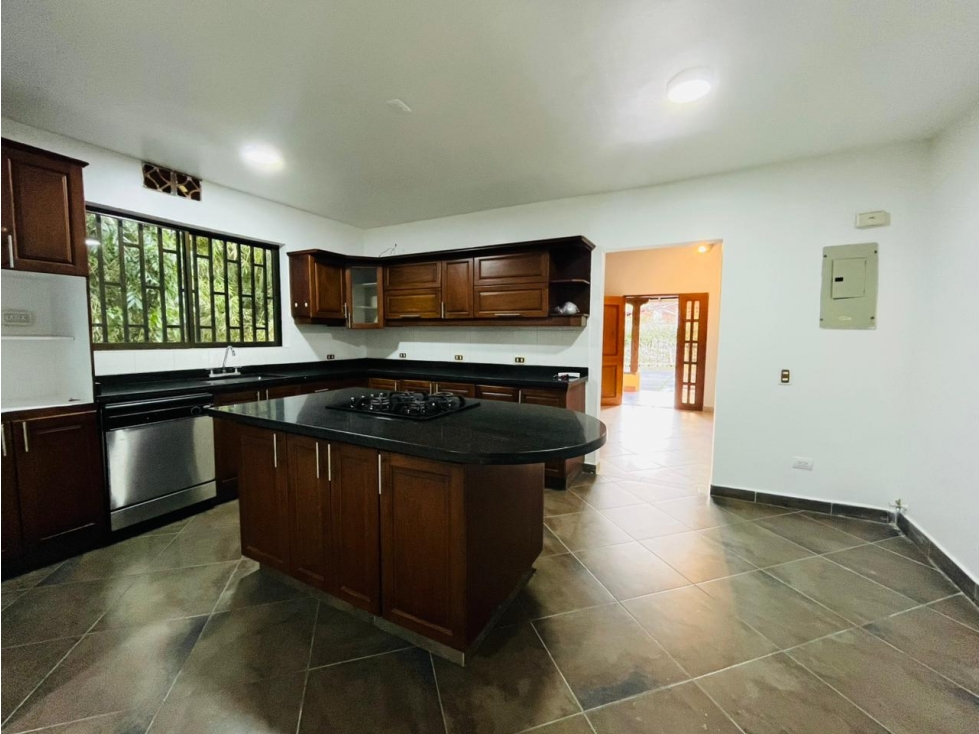 Venta de hermosa y amplia casa en Envigado via la catedral — foto 2