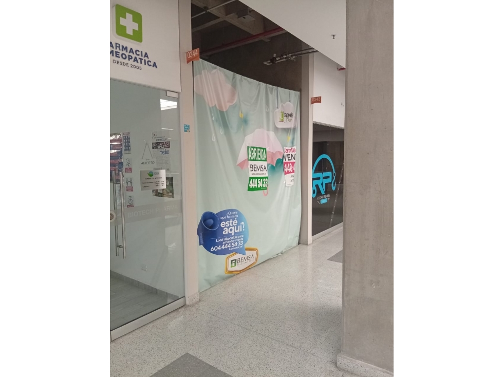 Local en Centro comercial Tranvia Plaza — foto 3