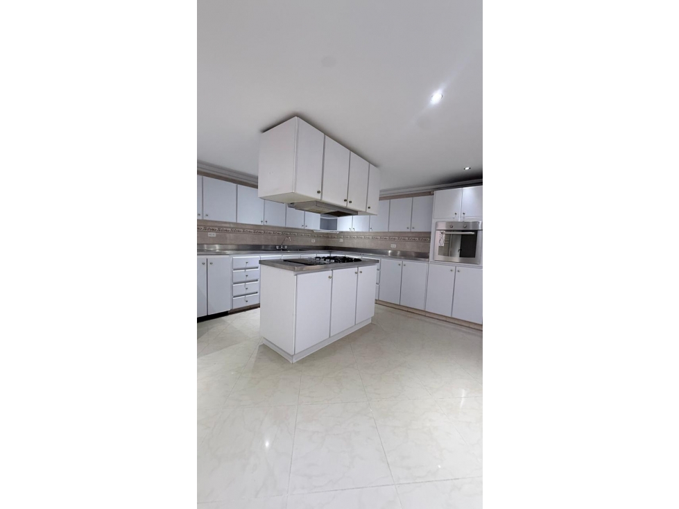 HERMOSO APARTAMENTO EN LAURELES
