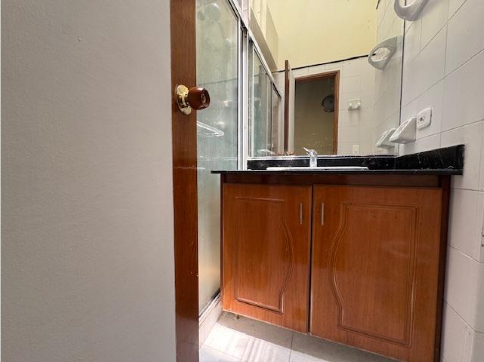 EXCELENTE APARTAMENTO 2 ALCOBAS EN PROVENZA CON LICENCIA COMERCIAL — foto 4