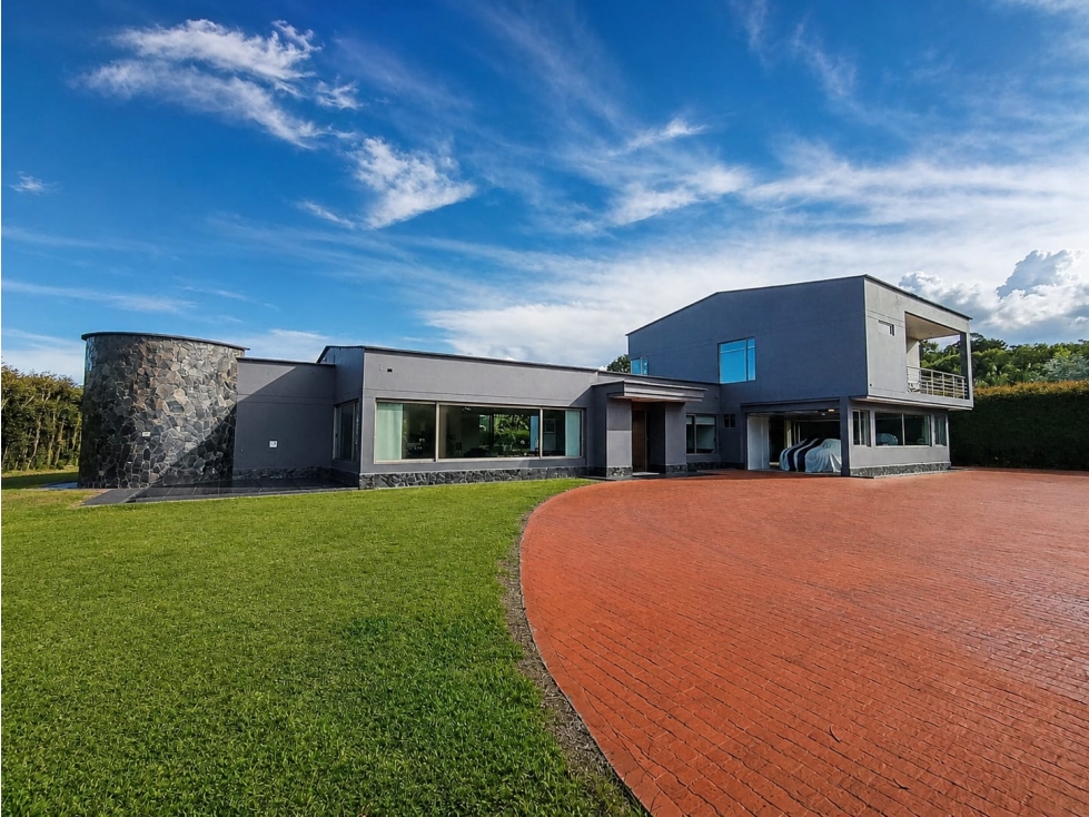VENDEMOS CASA MODERNA LOTE PLANO 2.120 m² Y SUITE PRINCIPAL PRIVADA