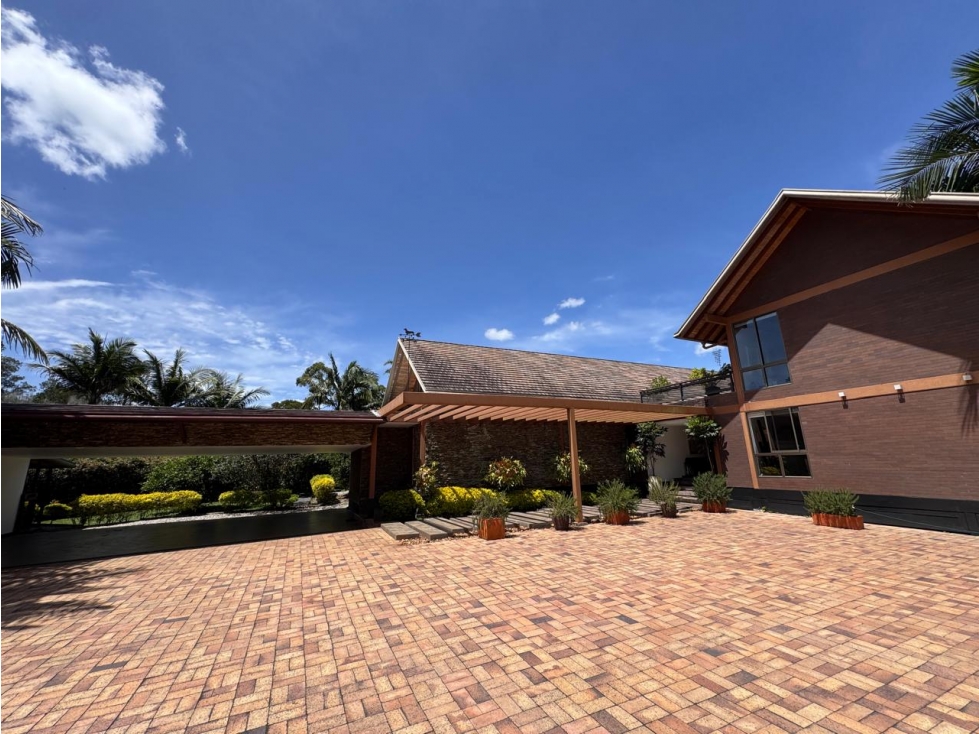 VENDEMOS CASA EXCLUSIVA EN LLANOGRANDE AL LADO DEL CLUB CAMPESTRE