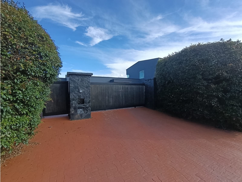VENDEMOS CASA MODERNA LOTE PLANO 2.120 m² Y SUITE PRINCIPAL PRIVADA — foto 4