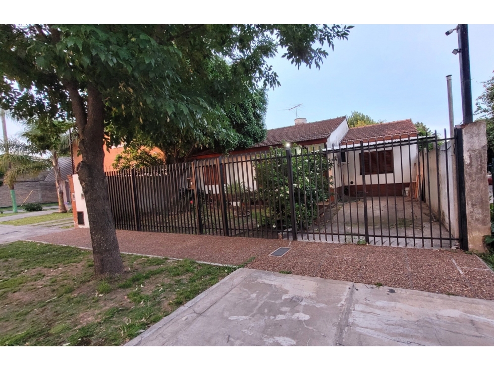 VENTA , CHALET 4 AMBIENTES CON COCHERA - 1