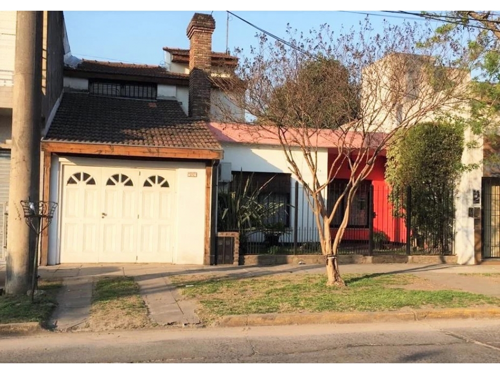 CASA 4 AMBIENTES - PERMUTA
