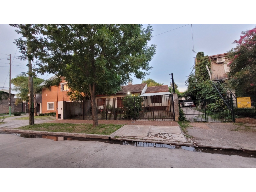 VENTA , CHALET 4 AMBIENTES CON COCHERA - 3