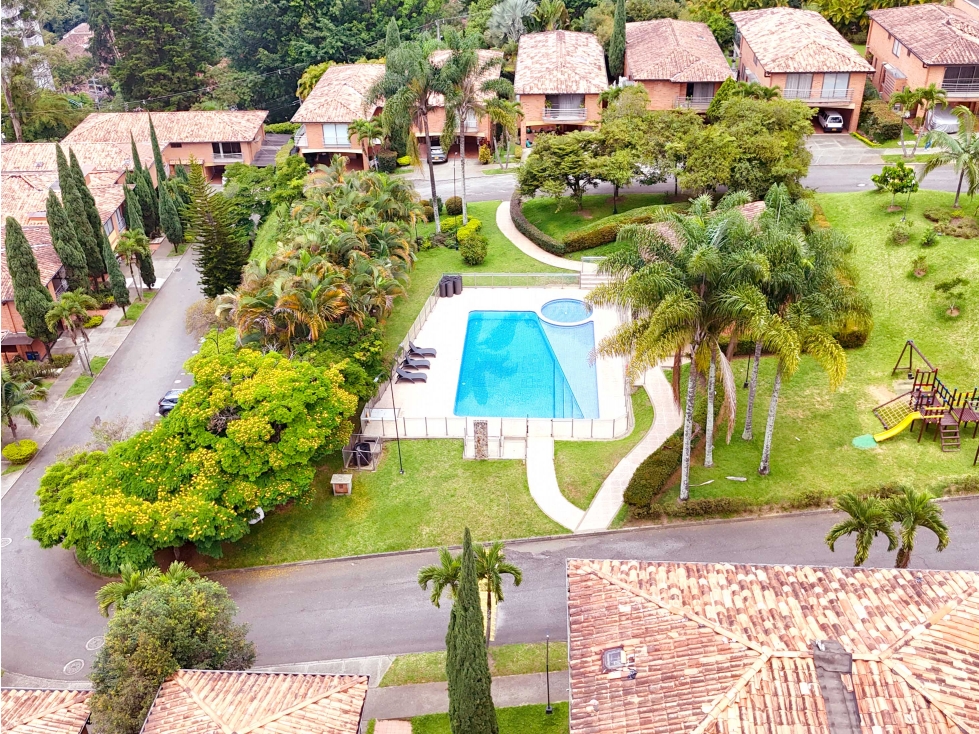 Casa en venta con jardin privado en el Poblado
