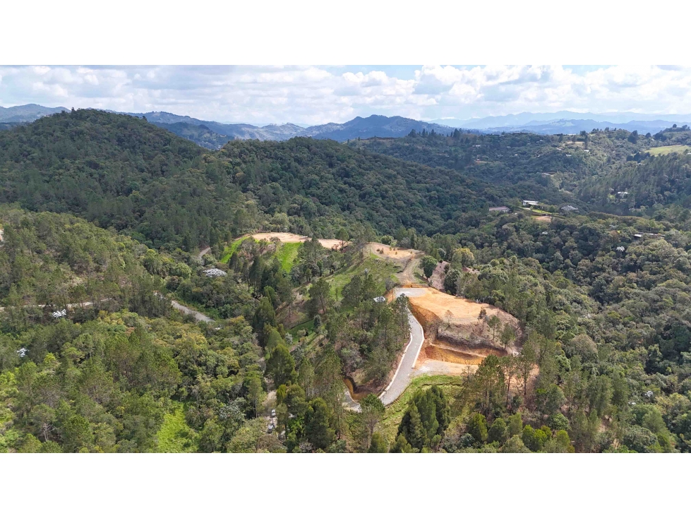 Lote independiente en venta al lado colegio Vermont LO-RET-3052